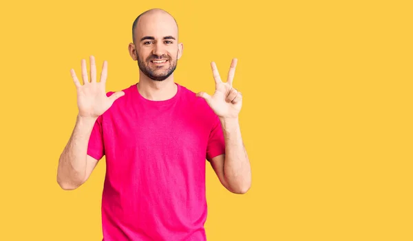 Junger Gutaussehender Mann Lässigem Shirt Zeigt Mit Finger Nummer Acht — Stockfoto