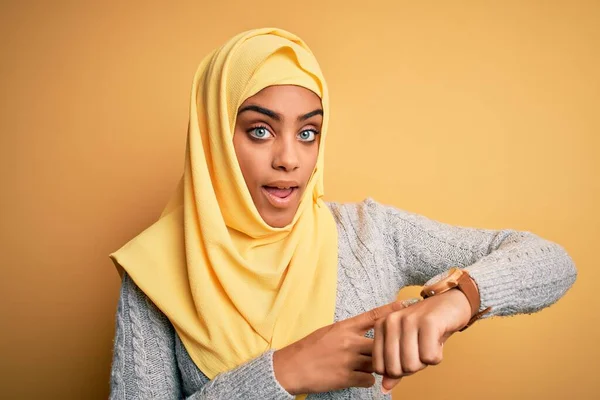 Joven Chica Afroamericana Hermosa Vistiendo Hiyab Musulmán Sobre Fondo Amarillo — Foto de Stock