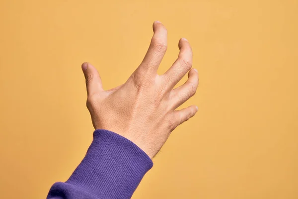 Hand Van Kaukasische Jonge Man Met Vingers Geïsoleerde Gele Achtergrond — Stockfoto