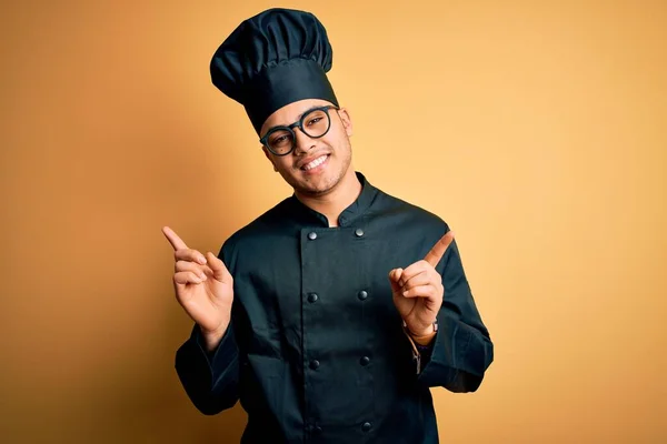 Jeune Chef Brésilien Homme Portant Uniforme Cuisinière Chapeau Sur Fond — Photo