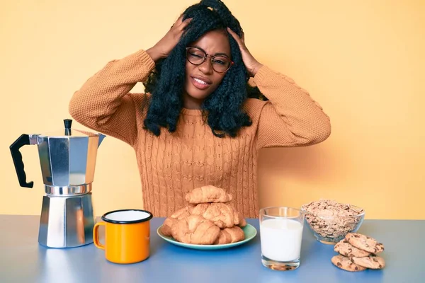 Belle Femme Africaine Assise Sur Table Manger Petit Déjeuner Matin — Photo