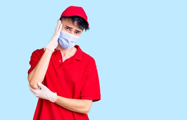 Mladý Hispánec Nosí Porodní Uniformu Lékařské Masky Myšlení Vypadá Unaveně — Stock fotografie