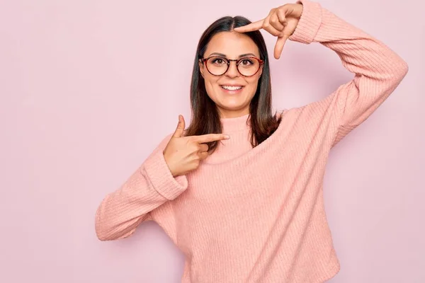 Jonge Mooie Brunette Vrouw Dragen Casual Trui Bril Roze Achtergrond — Stockfoto