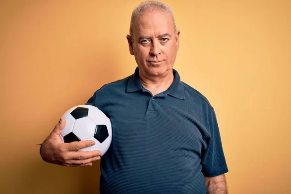 Meia Idade Hoary Jogador Homem Jogando Futebol Segurando Bola Futebol — Fotografia de Stock