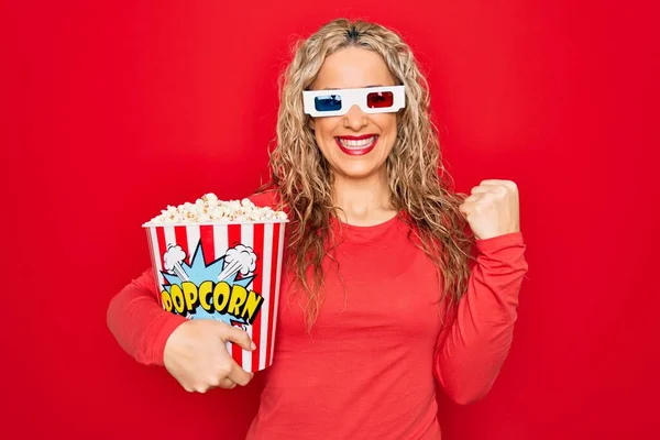 Jovem Bela Mulher Loira Assistindo Filme Usando Óculos Comendo Pipoca — Fotografia de Stock