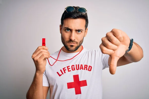 Jovem Nadador Salvador Com Barba Vestindo Camiseta Com Cruz Vermelha — Fotografia de Stock