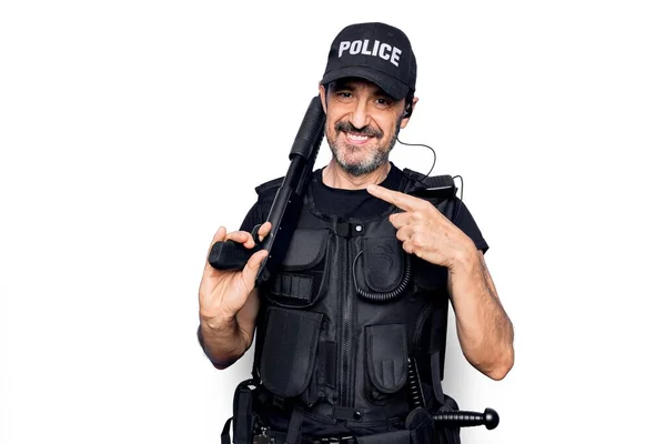 Medelålders Stilig Polis Klädd Polis Uniform Och Skottsäker Väst Håller — Stockfoto