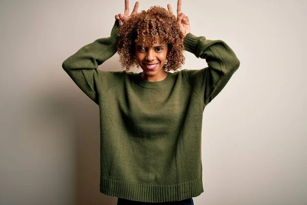 Schöne Afrikanisch Amerikanische Frau Mit Lockigem Haar Trägt Lässigen Pullover — Stockfoto