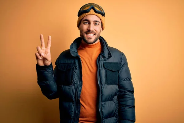 Jeune Homme Beau Skieur Barbu Portant Des Vêtements Sport Neige — Photo