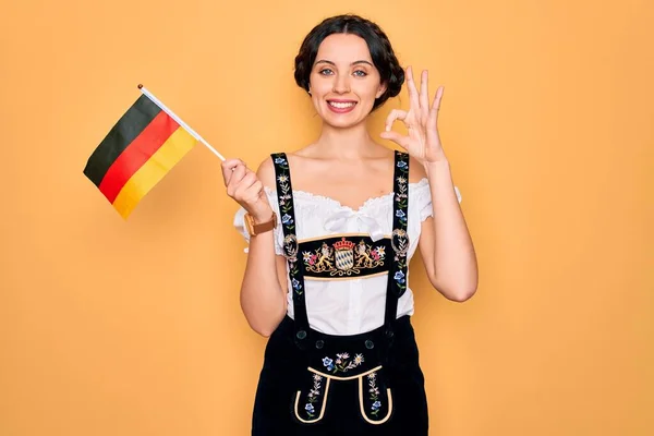 年轻的德国爱国女子 蓝眼睛 身穿十月节服装 手持德国国旗 手握手签 象征非凡 — 图库照片