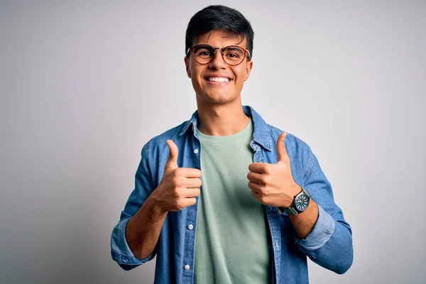 Junger Gutaussehender Mann Lässigem Hemd Und Brille Über Isoliertem Weißem — Stockfoto