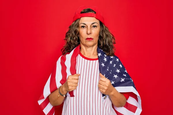 Старшая Патриотическая Женщина Средних Лет Бейсбольном Снаряжении Флагом Сша Уверенным — стоковое фото