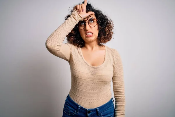 Jovem Bela Mulher Árabe Encaracolado Vestindo Casual Shirt Óculos Sobre — Fotografia de Stock