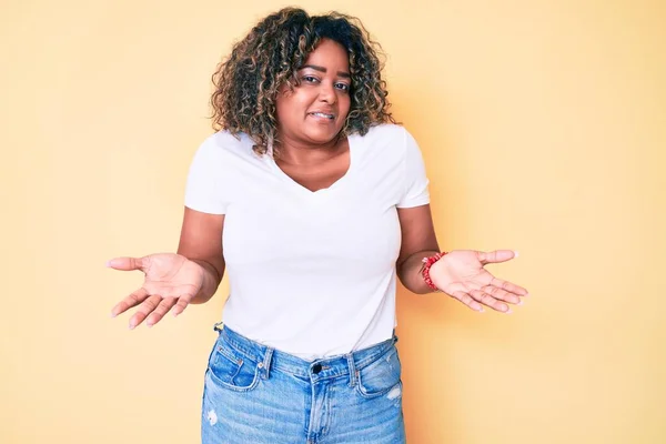 Jonge Afro Amerikaanse Size Vrouw Draagt Casual Witte Tshirt Clueless — Stockfoto