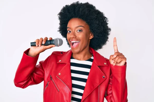 Ung Afrikansk Amerikansk Kvinna Sjunger Sång Med Hjälp Mikrofon Förvånad — Stockfoto