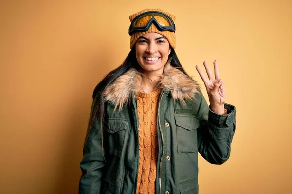Joven Mujer Hispana Hermosa Usando Gafas Esquí Abrigo Para Clima —  Fotos de Stock
