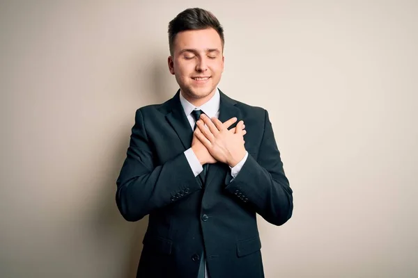 Młody Przystojny Biznesmen Eleganckim Garniturze Krawacie Odosobnionym Tle Uśmiechnięty Dłońmi — Zdjęcie stockowe