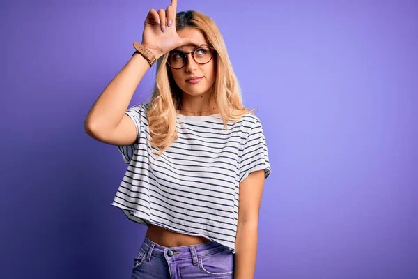 Jovem Mulher Loira Bonita Vestindo Listrado Shirt Óculos Sobre Fundo — Fotografia de Stock