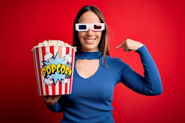 Fiatal Szőke Visel Szemüveg Eszik Csomag Popcorn Néz Egy Filmet — Stock Fotó