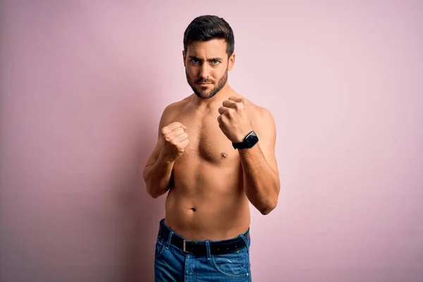 Joven Hombre Fuerte Guapo Con Barba Sin Camisa Pie Sobre —  Fotos de Stock