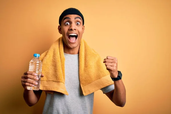 Joven Atleta Afroamericano Guapo Usando Toalla Bebiendo Botella Agua Gritando — Foto de Stock