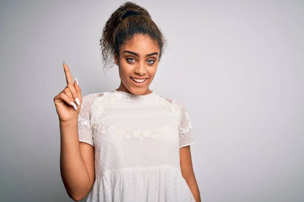 Jeune Belle Fille Afro Américaine Portant Shirt Décontracté Debout Sur — Photo