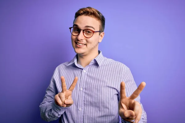 Mladý Pohledný Rusovlasý Muž Neformální Košili Brýlích Purpurovém Pozadí Usmívá — Stock fotografie