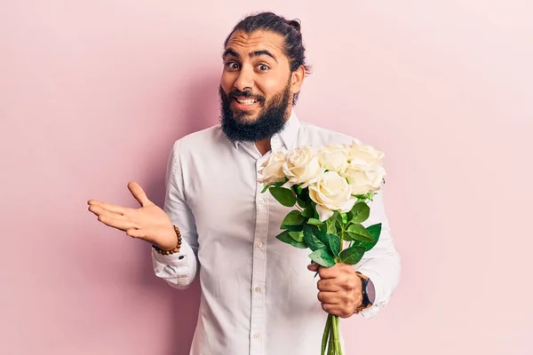 Ung Arabisk Man Som Håller Blommor Firar Prestation Med Glada — Stockfoto