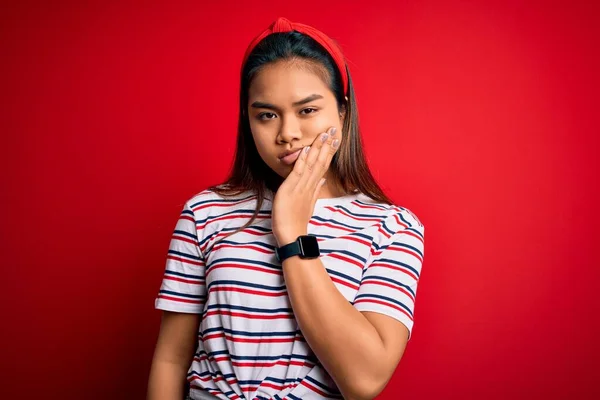 Młoda Piękna Azjatycka Dziewczyna Luźne Paski Shirt Odizolowanym Czerwonym Tle — Zdjęcie stockowe