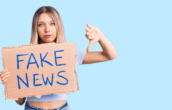 Jonge Mooie Blonde Vrouw Met Nep Nieuws Banner Met Boos — Stockfoto