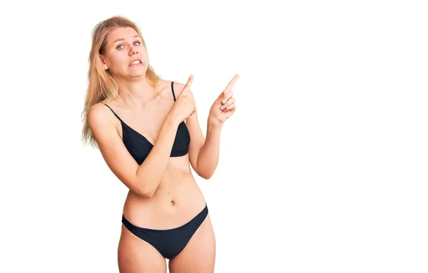 Fiatal Gyönyörű Szőke Visel Bikini Rámutatva Félre Aggódó Ideges Mindkét — Stock Fotó