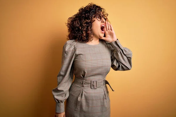 Hermosa Mujer Árabe Negocios Con Vestido Gafas Pie Sobre Fondo — Foto de Stock