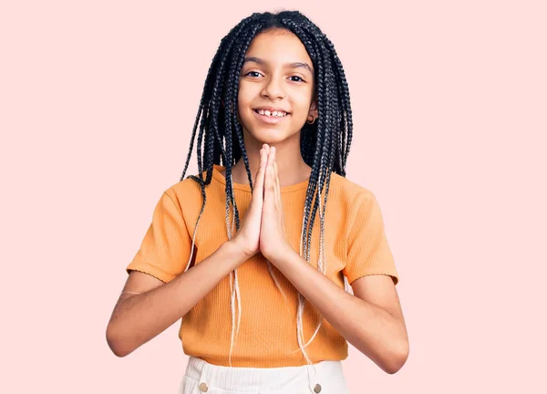 Χαριτωμένο Αφροαμερικανό Κορίτσι Που Φοράει Καθημερινά Ρούχα Προσεύχεται Χέρια Μαζί — Φωτογραφία Αρχείου