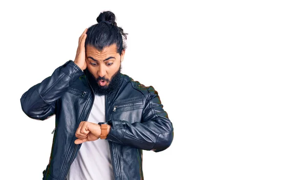 Hombre Árabe Joven Con Chaqueta Cuero Casual Mirando Tiempo Reloj —  Fotos de Stock