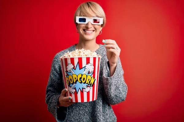 Junge Blonde Frau Mit Kurzen Haaren Die Eine Filmbrille Trägt — Stockfoto