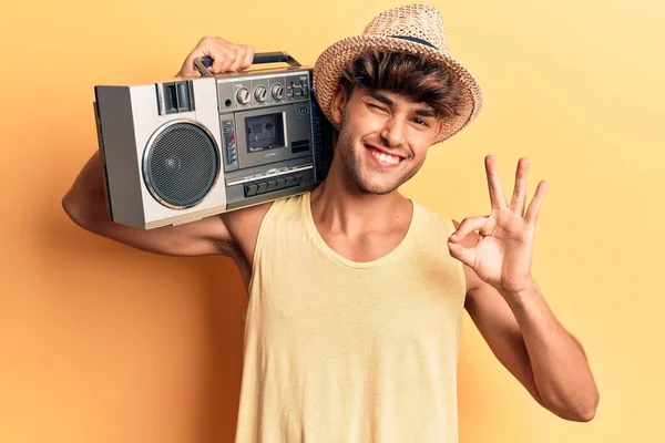 Joven Hombre Hispano Sosteniendo Boombox Escuchando Música Haciendo Signo Con — Foto de Stock