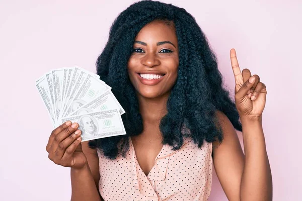 Hermosa Mujer Africana Sosteniendo Dólares Sorprendida Con Una Idea Pregunta — Foto de Stock