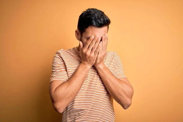 Jonge Knappe Man Met Baard Draagt Casual Gestreept Shirt Gele — Stockfoto