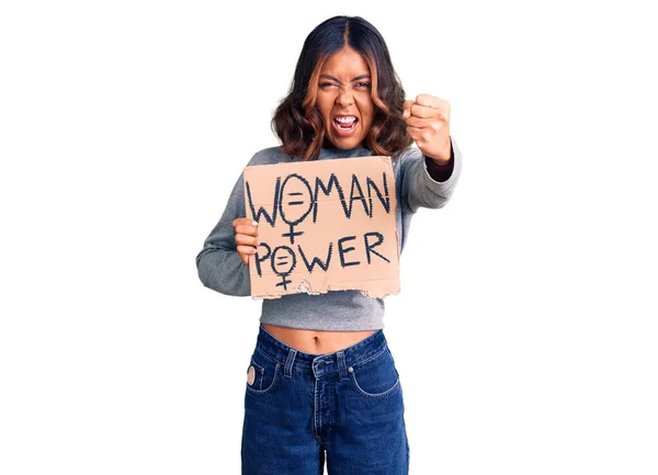 Junge Schöne Mischlingshündin Mit Frauenpower Banner Genervt Und Frustriert Schreit — Stockfoto