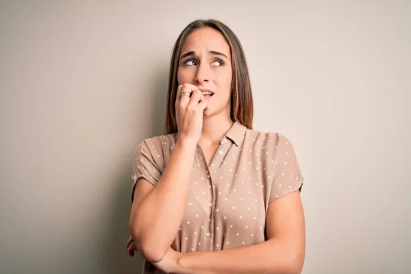 Giovane Bella Donna Indossa Camicia Casual Piedi Sfondo Bianco Isolato — Foto Stock