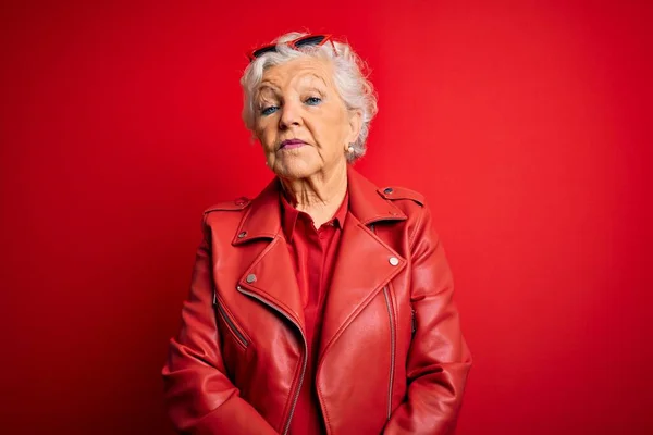Idősebb Gyönyörű Ősz Hajú Alkalmi Piros Kabátban Napszemüvegben Komoly Arckifejezéssel — Stock Fotó