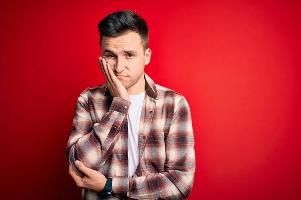 Joven Hombre Caucásico Guapo Con Camisa Moderna Casual Sobre Fondo —  Fotos de Stock