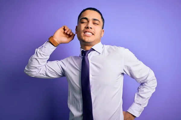 Молодий Бізнесмен Бразіліан Одягнений Елегантну Краватку Стоїть Над Ізольованим Фіолетовим — стокове фото