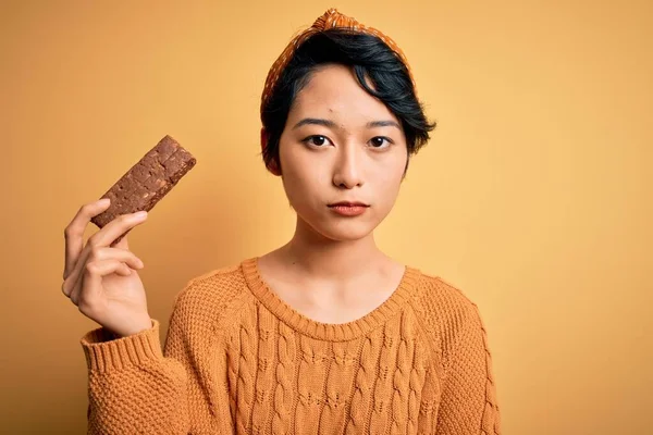 Jong Mooi Aziatisch Meisje Met Energie Eiwit Bar Van Granen — Stockfoto