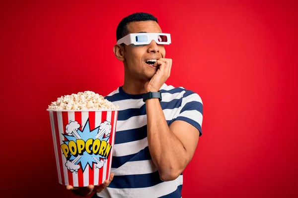 Young Handsome African American Man Watching Movie Using Glasses Eating — Stock Photo, Image