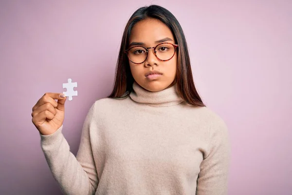 Junge Asiatische Mädchen Mit Puzzleteil Vor Isoliertem Rosa Hintergrund Mit — Stockfoto