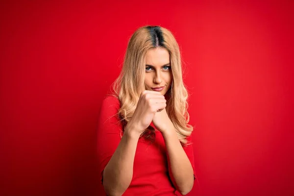 Jovem Mulher Loira Bonita Vestindo Camiseta Casual Sobre Fundo Vermelho — Fotografia de Stock