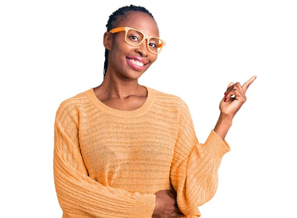 Jong Afrikaans Amerikaans Vrouw Dragen Casual Kleding Bril Glimlachen Gelukkig — Stockfoto