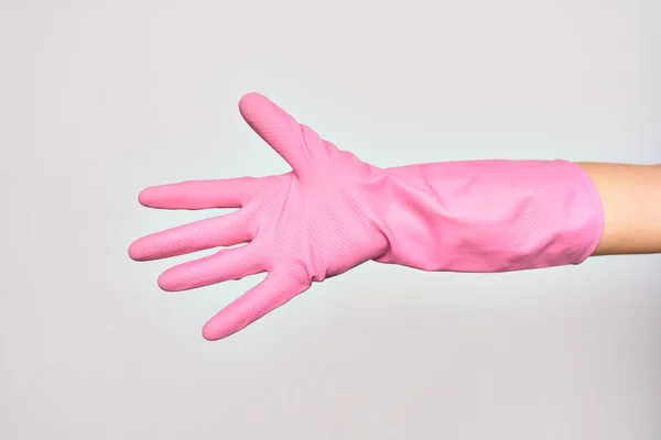 Mão Jovem Caucasiana Usando Luva Limpeza Rosa Mostrando Dedos Fazendo — Fotografia de Stock