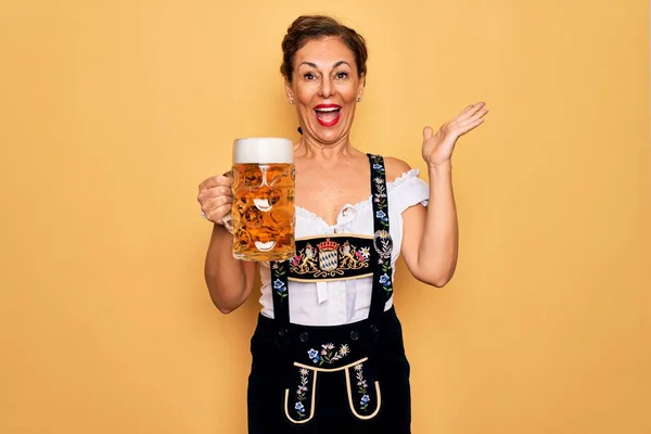 Brunetka Średnim Wieku Ubrana Niemiecką Tradycyjną Suknię Oktoberfest Pijąca Słoik — Zdjęcie stockowe